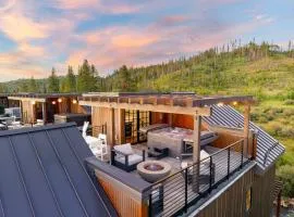Downtown WP River Front Villa 104 I Rooftop Hot Tub & Firepit I Incredible Views I Multi Game Table I Activity Program