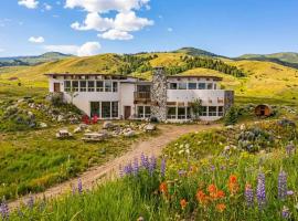 Perfect Family Mountain Getaway with Sauna & Hot Tub，Emigrant的飯店