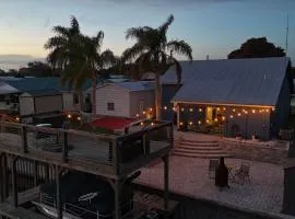 Taylor Creek Isles Cottage | Lake Access + SunDeck