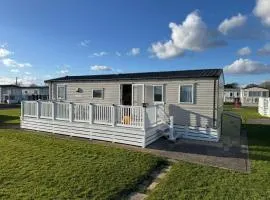 Beautiful Pet-Friendly Willerby Caravan at Hoburne Naish Holiday Park, Walk to Beach & Near New Forest
