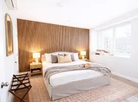 Elegant King Bed Suite - Walk to Yale - Premier Location
