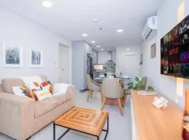 Stylish 2BR Pool Gym City Views Prime Spot