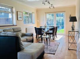 Egham - Lovely 4 Bedrooms Specious Furnished Property, Hotel in Egham