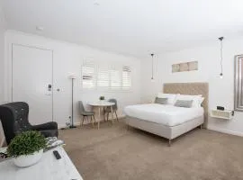 Newington Apartments - Apt 3 Queen, Brand New!