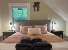 -No31- Cozy Room in a House - Steps away from Harvard Square & Red Line T Station at Cambridge Boston