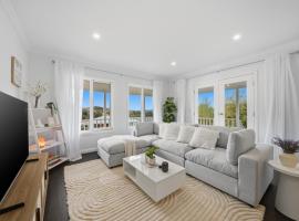 Spacious 4BR Home Near Hobart Airport Perfect for Families, Hotel in Cambridge