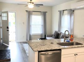 LakewoodLyon Park Renovated Cottage Near Duke 23A, hotel v mestu Durham