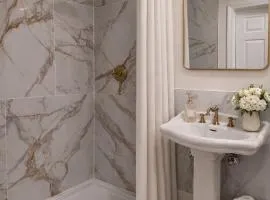 Sullivan Heritage 1847 - Queen Room Private Bathroom in A Private Home
