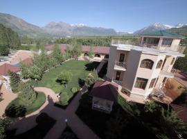 Nur M Family Resort, hotel en Yusufkhona