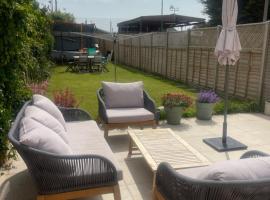 Lancing Seaside Home near Station, хотел в Лансинг