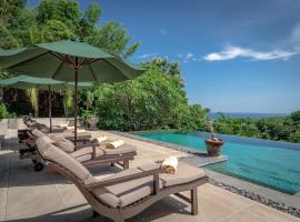 Villa Bayu - exclusive villa with infinity pool, wellness pavilion, panoramic ocean view & full service, Hotel in Temukus