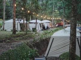 Pakis Camping Cikole, מלון בTangkubanperahu