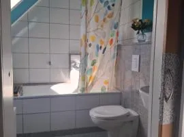 Apartment No 6 für Radtouristen und Geschäftsreisende mit eigenem Bad im DG