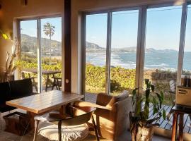 Guest House & Beach Cafe fuego โรงแรมในHyuga