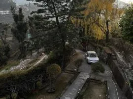 1111 Villa - The Human Happiness project - MUKTESHWAR -Jacuzzi - Private Property with Garden and Orchard