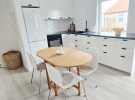 Modern City Apartment with garden and view, hotel i Molde