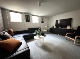 Spacious basement apartment in Hellerup, sleeps 4, hotell Kopenhaagenis