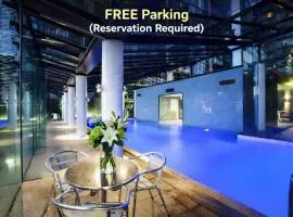 1BR Southbank Balcony Views, Pool & Free Parking