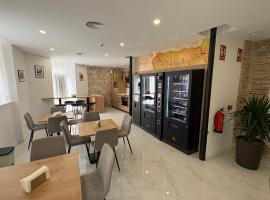 ALBERGUE EXCLUSIVO para PEREGRINOS ALAIA ROOMS، فندق في لوغرونيو