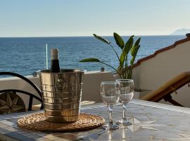 ATTICO Vista Mare - UN LETTO IDEALE, hotel en Sperlonga