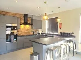 Spacious 6 Bed All En-Suite, Central Parking