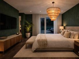 Penthouse one bedroom Suite with private rooftop, hotel sa Olivella