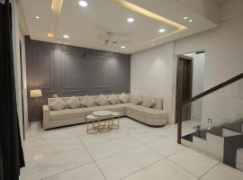 Luxury 3BHK Villa with Bathtub And Penthouse – hotel w mieście Indore