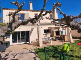 Maison provençale avec une grande piscine, hotel a Garons