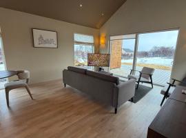 Modern Cabin with Hot Tub & Mountain views, hotel in Varmaland