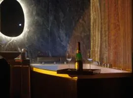 Suite Dark Luxe avec Écran géant de cinéma et jacuzzi