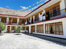 Gakyi House Tabo، فندق في Tabo