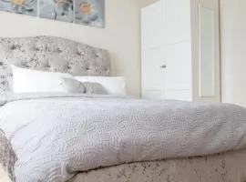 Deluxe Room in High Wycombe with Private Parking