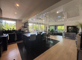 Appartement familial tt confort aux portes de Paris dans la verdure, מלון בסן-קלוד