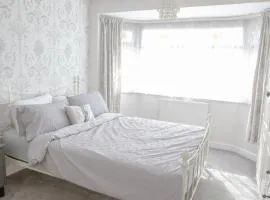 Sunny Room in High Wycombe with Private Parking