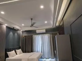Cozy Sunset Stay Couple Friendly Studio Gaur City