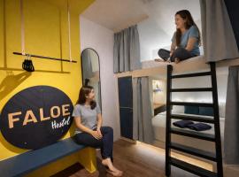 Faloe Hostel: Kota Kinabalu şehrinde bir otel