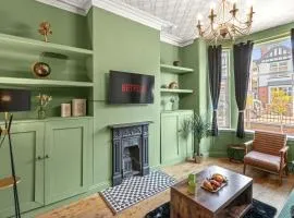 New Modern 3BR Home Near Town Centre with Garden