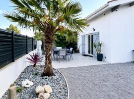 Maison individuelle Hourtin centre jardin clos, Hotel in Hourtin