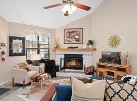 Walk to Midtown Ruidoso! Cozy ‘Eagle’s Nest’ Condo