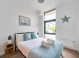 Staines 2 Bed Apartment - Free Parking - Ideal for Contractors & Leisure