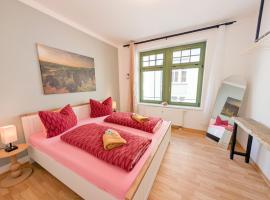 Urlaubsmagie Ferienwohnung Bachrauschen - Balkon am Bach - für 6P, hotell i Sebnitz