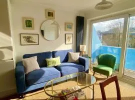 Modern 2-Bed Apartment with Off-Street Parking in Chiswick