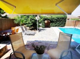 Villa privada con piscina, jardín y BBQ cerca de Madrid, Hotel in Carranque