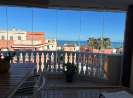 Moncófar में, होटल Apto. con wifi, piscina, vistas al mar y parking.