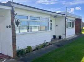 Relaxing chalet, 77 Sunbeach Holiday Park, California Rd, Scratby, Sleeps 5, pet friendly, 300m to the Beach, hotel a Scratby