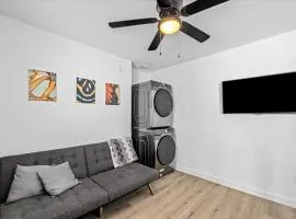 Apt Near Downtown- WiFi TVs- Games- Pets - V3