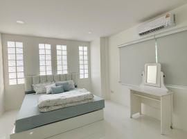 Whitebeach Cottage, hotel a Chon Buri