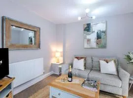 Modern 4-Bed Stay by 53 Degrees Property Perfect for Groups & Families