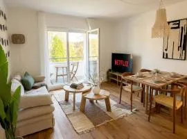 UP&GREAT Apartments - Modern Riverside Homes near Airport and Free Parking