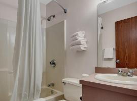 NHS Double Queen, hotel in Nisswa